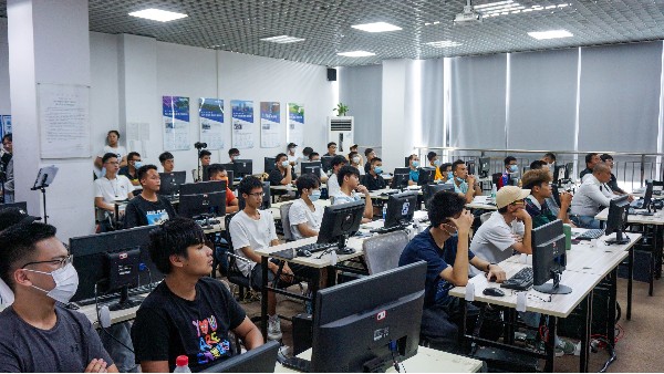 高考后的“硬核”选择：拿下无人机执照，拥抱低空经济新机遇！